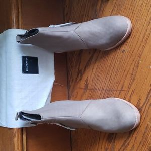 Dolce Vita Stone Nubuck Bootie Size 9 w/ Shoe Bag (Never Worn)